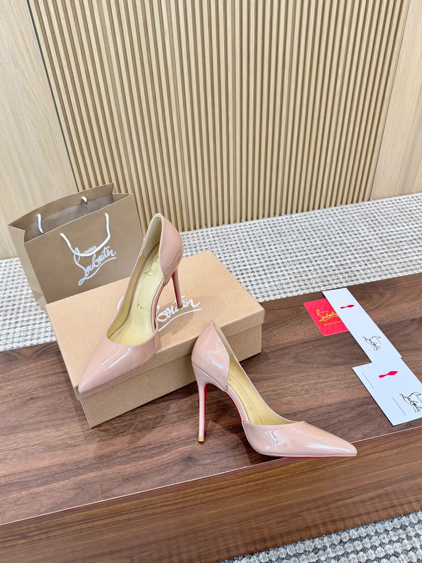 💕💕Factory direct selling price p440💕💕 Genuine leather sole +40 shipped all year round💝Christian Louboutin CL👠 "Imported cow patent leather💎Side hollow series" noble and luxurious, real blingbling👟👟 real materials, all customized by the pattern maker, and the materials are made of original customized materials to achieve the taste of the original 5 color options💍 Upper: Imported 👉cow patent leather💪 Lining: Sheepskin foot pad/lining Size: 34-40.41.42 Heel height: two options: 10.5cm and 8.5cm